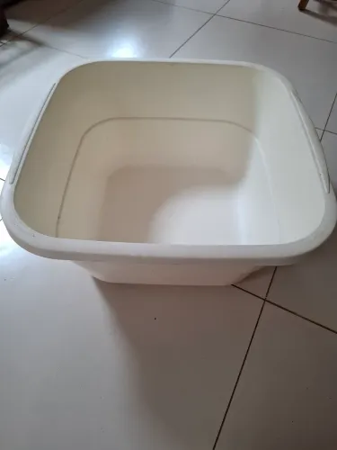 Bacia plástica 51cm x 51cm (25 cm de altura) Tenho 3 unidades em bom estado de conservação