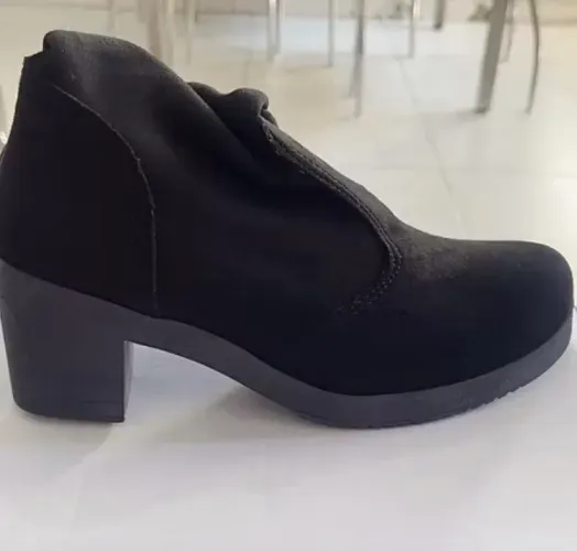 Vende-se bota cano longo de veludo.