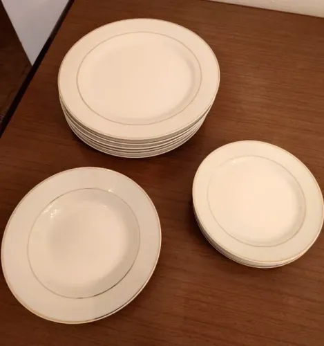 Jogo de pratos em porcelana com filete dourado