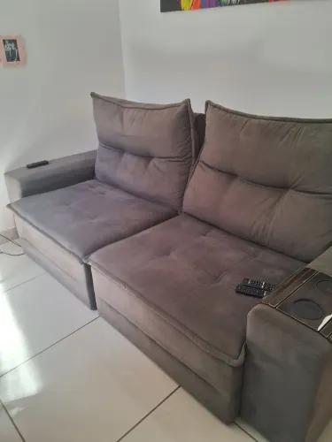 Vendo um lindo sofá semi.novo de 3 lugares