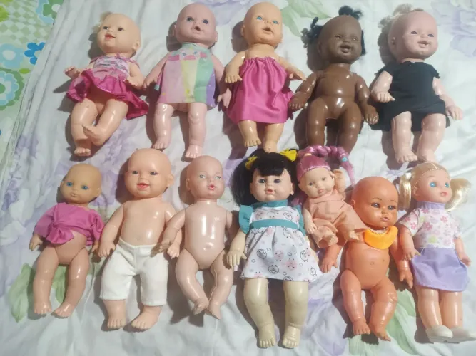 Lote de bonecas com várias 