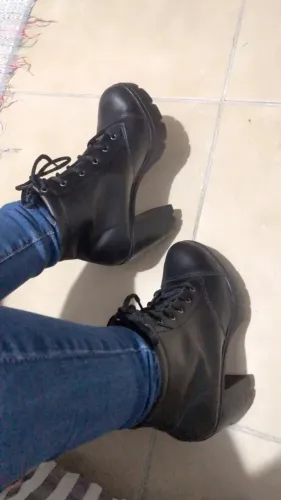Bota estilo coturno com salto