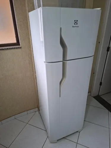 Geladeira Electrolux DC235 260L