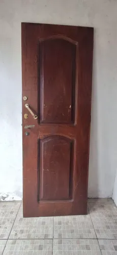 Porta de madeira de Angelim usada mas ,bem conservada