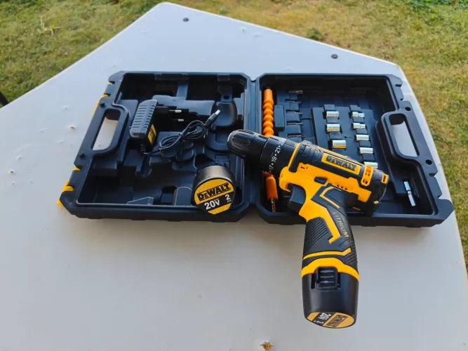 Parafusadeira Dewalt 20v nova furadeira/martelete