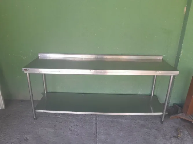 Mesa de inox 304 com prateleira medindo 2 m de comprimento e 60 de largura