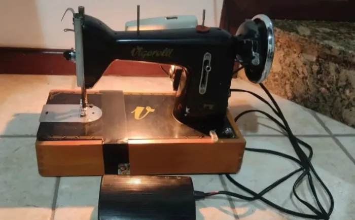 Máquina de Costura Antiga Vigorelli - Relíquia com Motor e Luz Adaptados (Funcionando!)