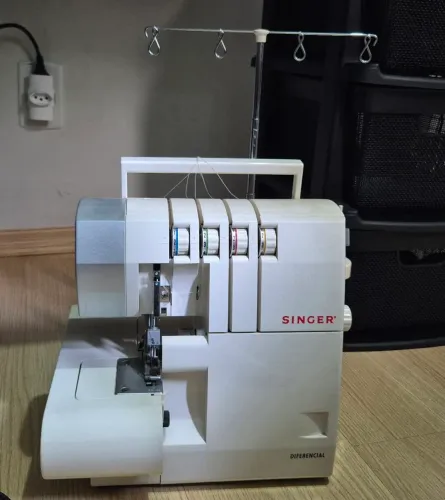 Máquina de costura overloque singer ultralock 14sh754