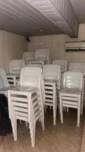 Cadeira de plástico branca reforçada.