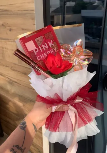 #7 BUQUÊ DE MAQUIAGEM PRESENTEAVEL