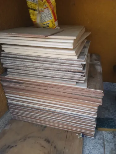Lote de pisos cerâmicos diversos - Sobras de obra - Aproximadamente 70 peças