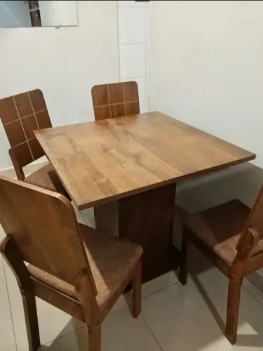 Mesa quadrada de madeira