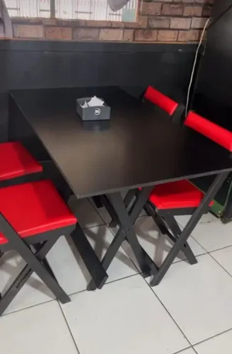 Kit mesa 1,20x70 dobrável com 4 cadeiras estofadas dobráveis 