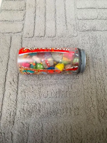 Grossery Gang com a lata Rotten Soda