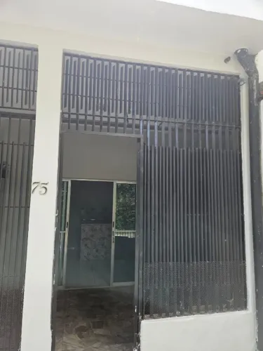 Casa em vila no Umarizal com um quarto amplo e pátio com vaga de garagem pra moto.
