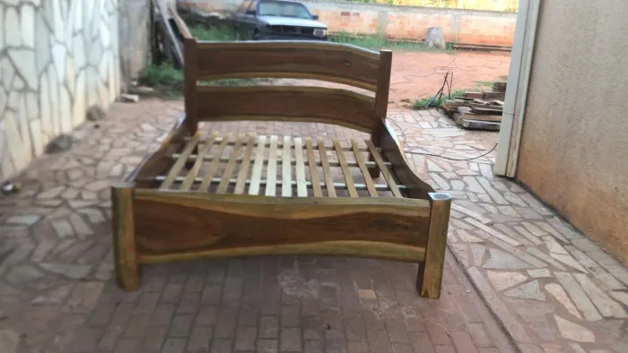 Cama de casal de madeira