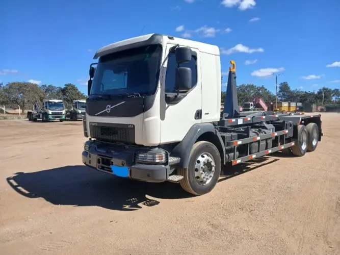 Volvo VM 330 6x2 Roll On Roll Off GR25