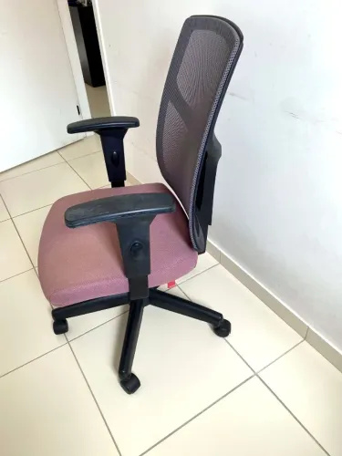 Cadeira de escritório ergonômica Cavaletti com encosto de tela e braços reguláveis