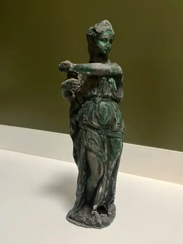 Estatueta Deusa Romana em Metal com Pátina Verde