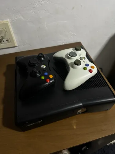 Xbox 360 Desbloqueado Com Defeito + 2 Controles