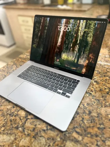 MacBook Pro 2019 i7 16GB 512GB