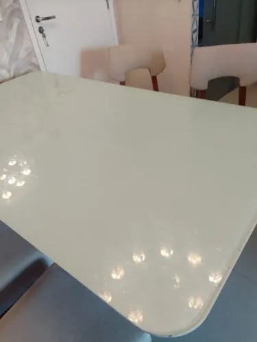 Mesa com 6 cadeiras. 