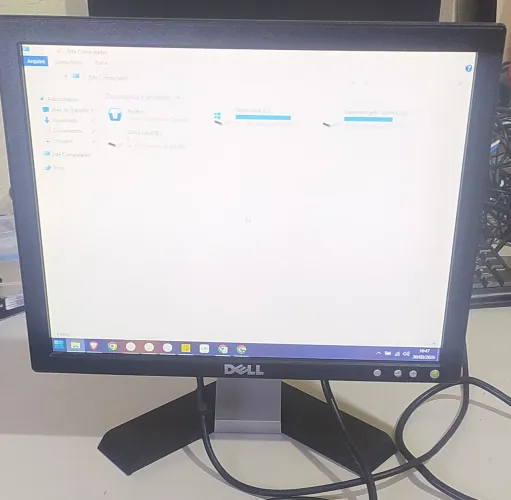 Monitor Dell com cabos entrada VGA