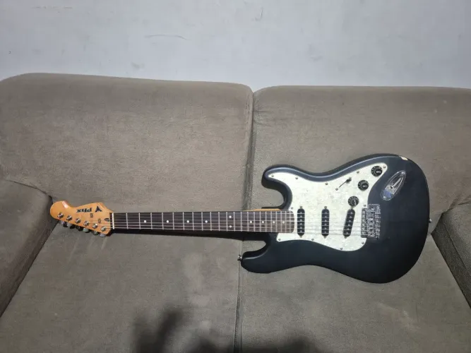 Guitarra PHX com cordas novas e mini amplificador