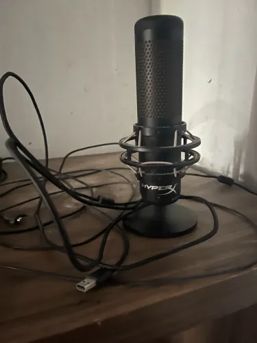 MICROFONE HYPERX QUADCAST S PODCAST 3 ANOS DE USO COM APENAS MARCAS DE USO
