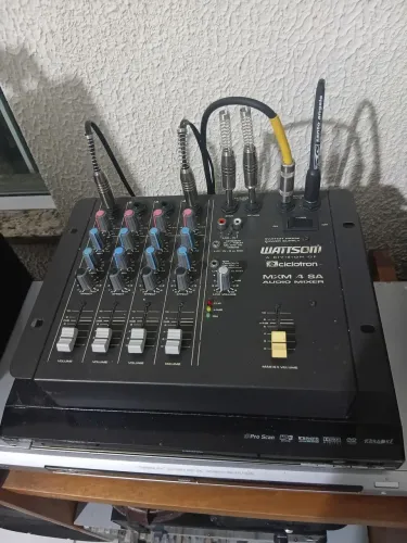 Mesa de som 4 canais