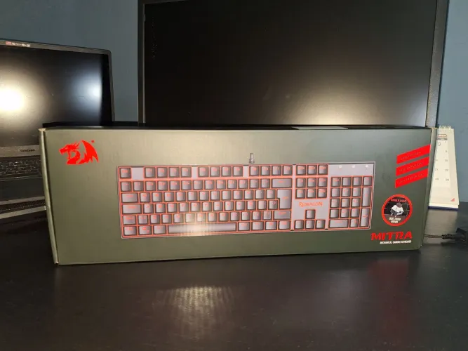 Teclado mecânico Redragon Mitra Switch Marrom