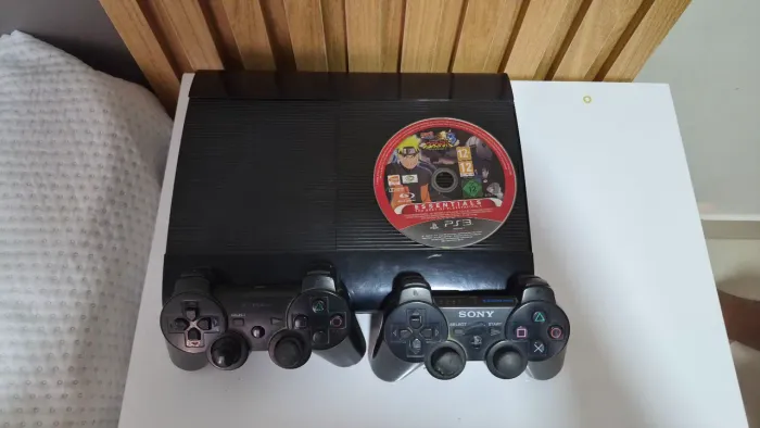 Ps3 Super Slim 250GB Usado com 2 controles e com Naruto Storm 3 e Resident Evil 2