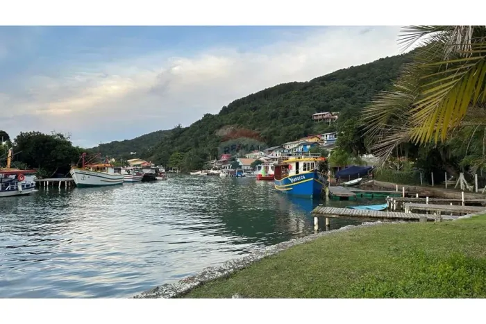 Terreno Amplo na Barra da Lagoa: Oportunidade Única frente mar