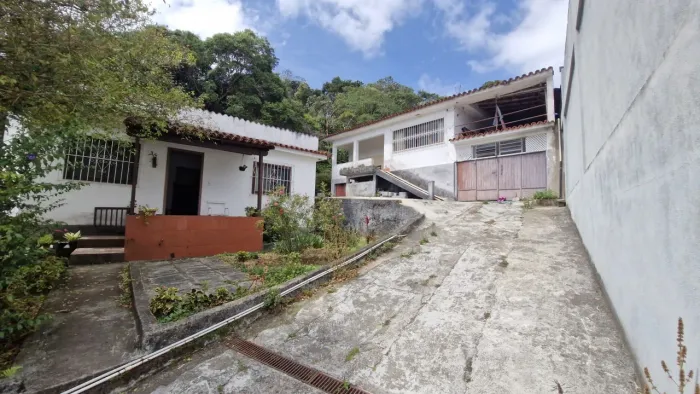 Casa para Venda em Teresópolis, Jardim Meudom, 4 dormitórios, 1 suíte, 2 banheiros, 3 vaga