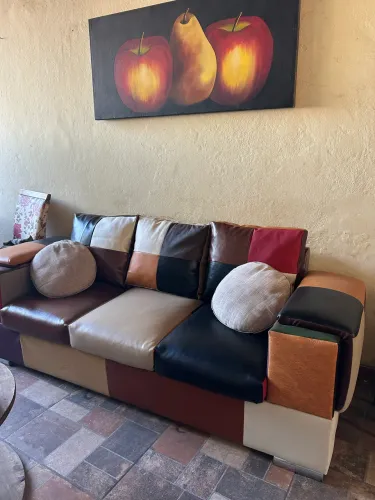 sofá de couro em patchwork