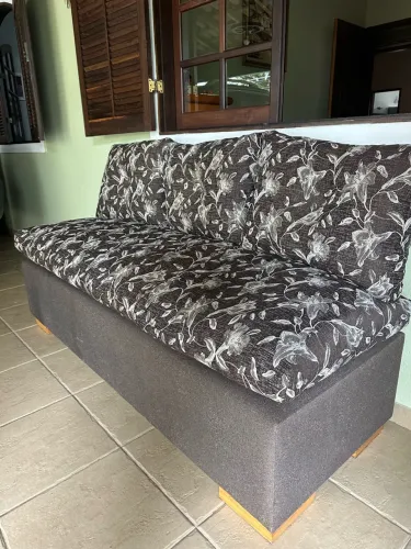 Sofá cama,com almofadas