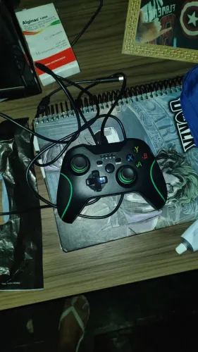 Controle de videogame Xbox One e 360.