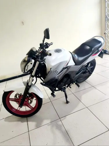 Yamaha Fazer 250 Branca BlueFlex Edition