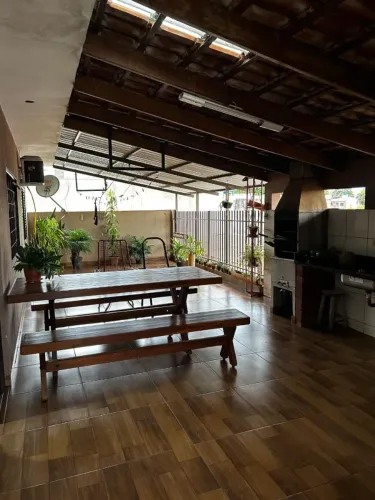 Linda Casa com comércio já alugado