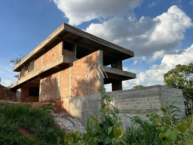 Vendo casa de alto padrão em construção no Condomínio Mirante Lago Sul- Itaúna/Mg!