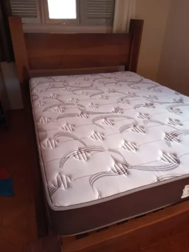 Cama de Casal em Madeira Maciça + Colchão Semi Novo