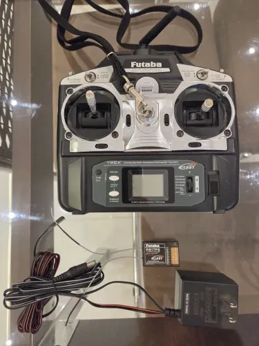 Rádio + Receptor FUTABA 6 canais