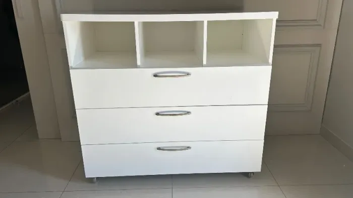 Cômoda usada em ótimo estado de conservação, 100%MDF, com 3 gavetas e 3 nichos