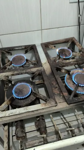 Fogão industrial 4 bocas com forno. Apenas R$ 150,00. Tratar com Jacob: 16- *