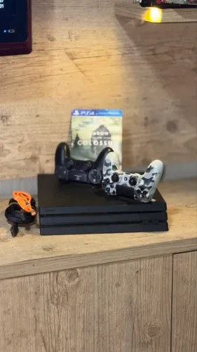 PS4 Pro 1TB Impecável + 2 Controles + Jogo [Aceito Trocas / Até 12x]