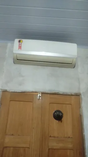 Vendo esses dois ar condicionado um precisa de manutenção e o outro tá com vazamento