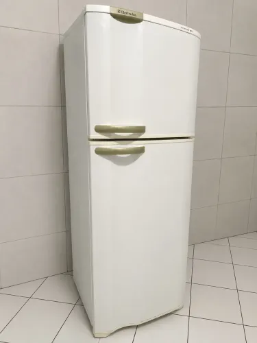 Geladeira Electrolux branca 2 portas 