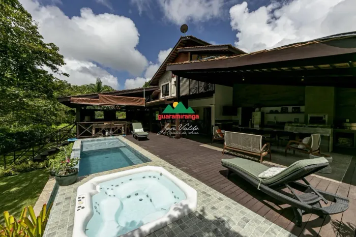 CASA DENTRO DE CONDOMINIO LUXUOSO DE 236M².