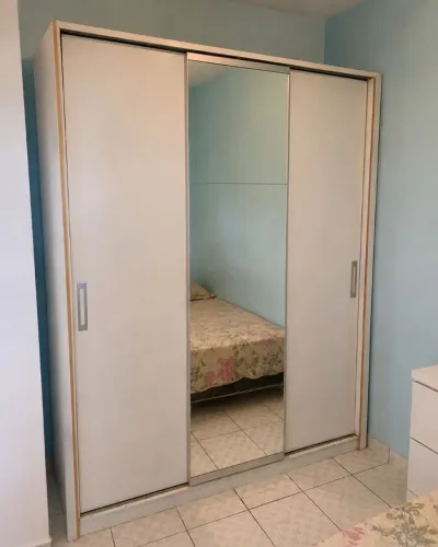 Guarda-roupa 3 portas de correr com espelho