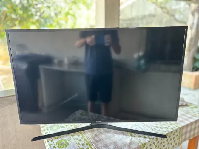 TV Samsung 4K 40 polegadas (tela quebrada)